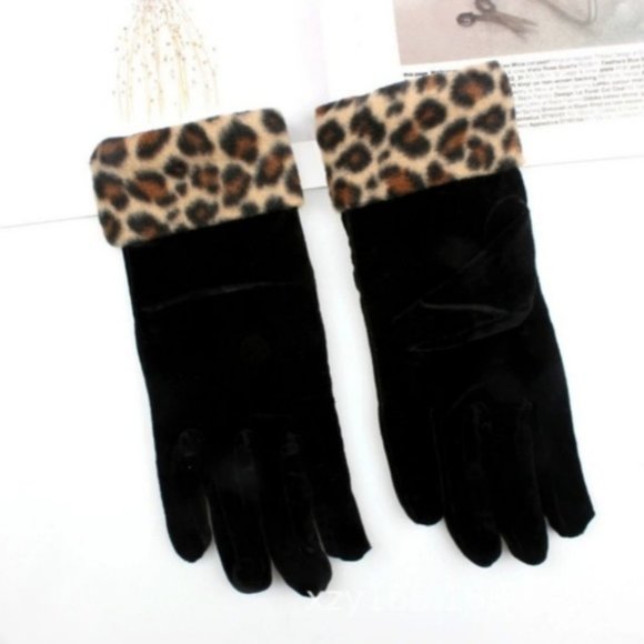 Leopard Print Felt Gloves - Picture 3 of 4